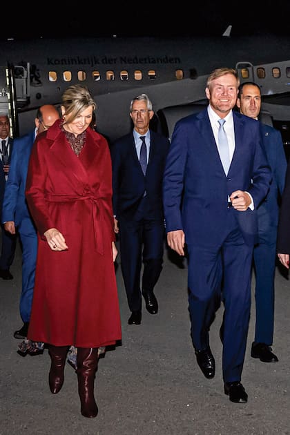 Al bajar en la pista, Máxima mostró un outfit más informal: recuperó de su armario un abrigo Max Mara y sus botas de caña alta color bordó de
Gianvito Rossi.
