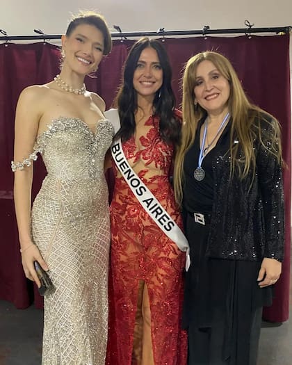 Al medio, Alejandra, la participante de 60 años que logró ingresar al Top 15 del concurso.