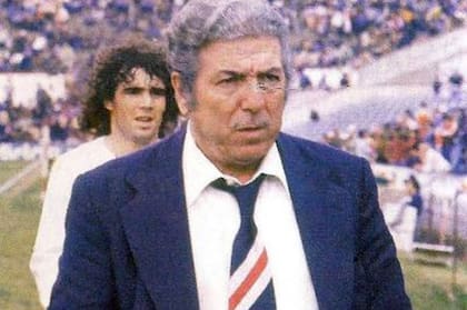 Ángel Labruna, el entrenador que en 1975 cortó la racha de 18 años sin títulos de River; detrás, Tarantini