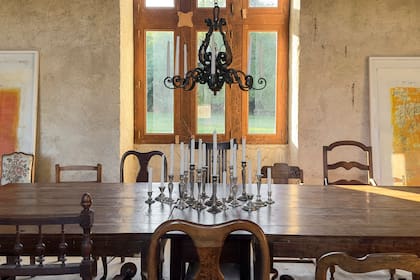 Aunque se eligieron muebles antiguos, el lenguaje es contemporáneo. En el comedor, se combinaron sillas de distintos juegos con una mesa rústica.