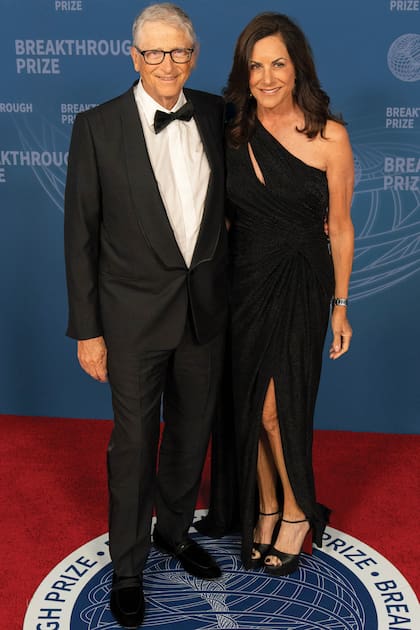 Bill Gates llegó escoltado por su novia,
la party planner Paula Hurd, con quien
oficializó su relación a principios de
2023. “Nos estamos divirtiendo.
Tengo mucha suerte de tener
una novia como Paula”, dijo
el dueño de Microsoft en una
reciente entrevista.