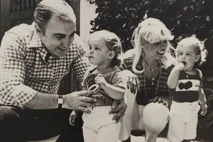 Cacho Fontana y Liliana Caldini, que estuvieron en pareja durante 12 años, junto a Ludmila y Antonella