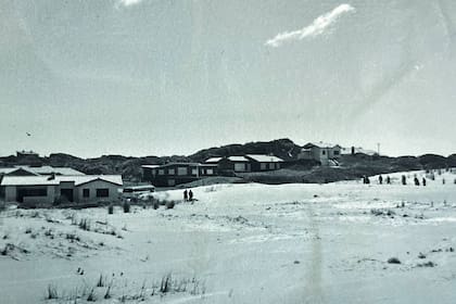 Casas sobre la avenida Burriquetas miran al mar antes de la existencia de la avenida del Mar