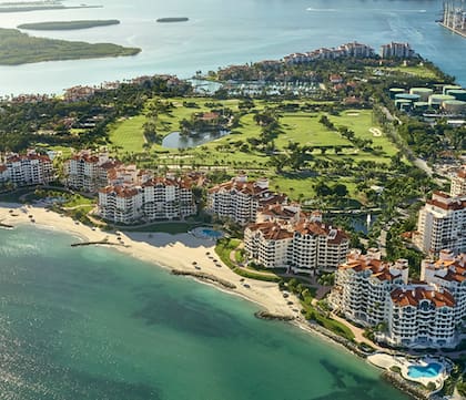 Casi todas las casas en Fisher Island están a pie de playa