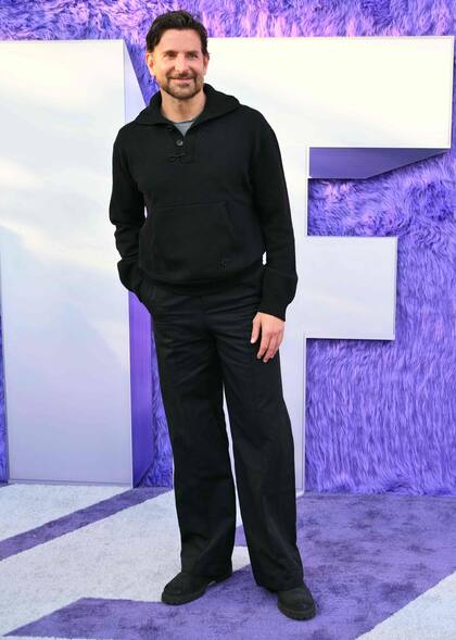 Con un look total black algo descontracturado, Cooper posó para las cámaras; el actor fue visto hace unos días en París, disfrutando junto a su novia, la modelo Gigi Hadid, de un concierto de Taylor Swift