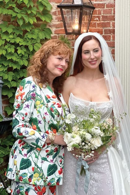Con un traje floreado, Susana Sarandon acompañó a su hija Eva en su gran día. La novia, la influencer de lifestyle, eligió un strapless con corset de la diseñadora Kim Kasas. “Tiene un aire vintage que me encanta, es ultrafemenino sin ser excesivamente pomposo”, reveló Eva.