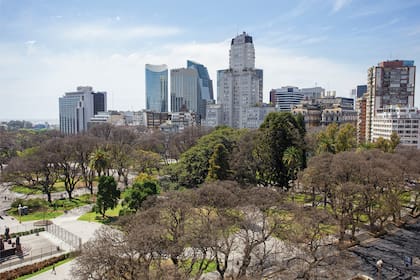 Desde los balcones de las habitaciones y salones de eventos, las vistas a Plaza San Martín son únicas