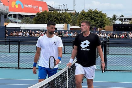 Djokovic y Gómez en una práctica para el abierto de Miami; antes del episodio, el argentino no tenía simpatía por Nole, por la rivalidad con Roger Federer y Rafael Nadal, pero el serbio es quien más se preocupó por él desde el impactante posteo.