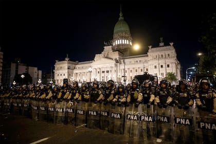 Efectivos de Prefectura frente al Congreso de la Nación