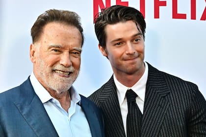 El actor austríaco y ex gobernador de Califronia, Arnold Schwarzenegger posó junto a su hijo, Patrick, en la premiere de la segunda temporada de la serie de Netflix que lo tiene como protagonista