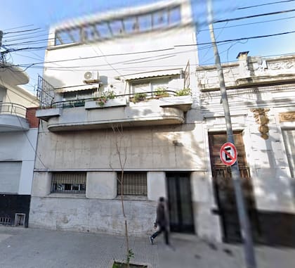 El departamento de dos ambientes se ubica en el contrafrente del terreno. La unidad se desarrolla en planta baja y cuenta con un espacio en entrepiso