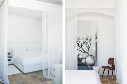 El dosel se hizo deliberadamente grande, para que fuera posible caminar alrededor de la cama y quedar protegido de los mosquitos por los tules.