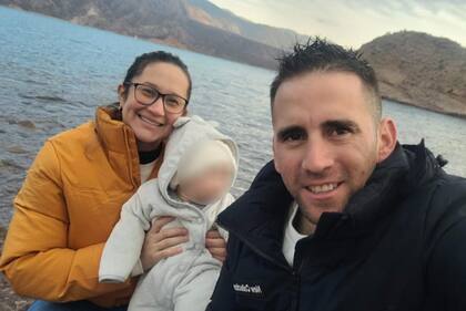 El gendarme argentino Nahuel Gallo; su pareja, la venezolana María Alexandra Gómez García, y el hijo de ambos