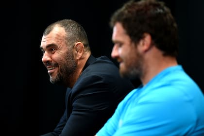 El head coach Michael Cheika junto al capitán Julián Montoya, en una entrevista previa al último partido de los Pumas contra Nueva Zelanda.