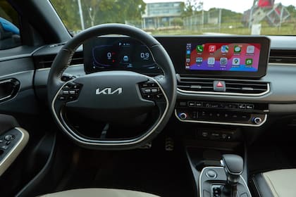 El interior del Kia K3 está dominado por dos grandes pantallas