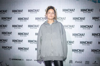 El miércoles pasado, en el Polo Cultural y Deportivo Saldías, se estrenó Hincha! Ritual Show, la nueva creación de Pichon Baldinu junto a La Santa Productora. Entre los invitados, personalidades del mundo de la cultura y el deporte, estuvo la actriz Romina Ricci