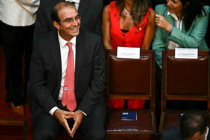 El nuevo ministro de la Corte Suprema de Justicia, Manuel José García-Mansilla, sonríe mientras espera la llegada del presidente de Argentina, Javier Milei, a la inauguración del 143º período ordinario de sesiones del Congreso en la Nación.Congress in Buenos Aires on March 1, 2025. (Photo by Luis ROBAYO / AFP)