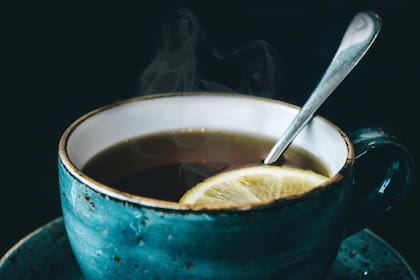 El té, junto con otras prácticas relajantes, puede ser una opción para preparar la mente y el cuerpo para un sueño reparador