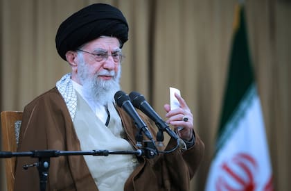 En la imagen, publicada por un sitio web oficial del líder supremo iraní, el ayatolá Ali Khamenei habla en una reunión con un grupo de funcionarios de defensa en Teherán, Irán, el miércoles 12 de febrero de 2025. (Oficina del Líde Supremo de Irán vía AP)