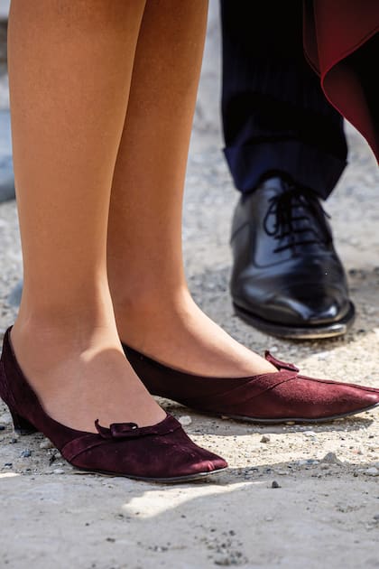 En un momento cambió los stilettos por zapatos de taco bajo.