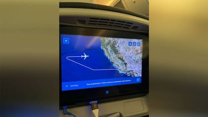 Esta imagen fue compartida en redes sociales y muestra la pantalla del asiento de un pasajero, en la que se indica el trayecto de vuelo