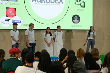 Estudiantes durante el concurso y dos de ellos con los delantales impermeables