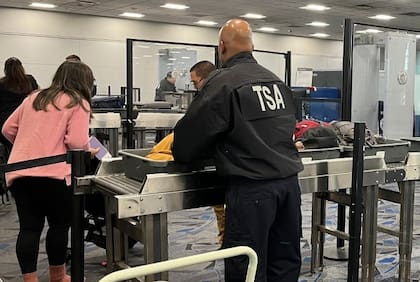 Existen una lista de artículos que no se deben llevar en el equipaje de mano y serán detenidos en los puntos de control del aeropuerto