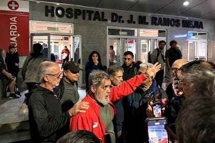 Fabián, padre del fotógrafo Pablo Grillo, aguarda en el Hospital Ramos Mejía