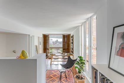 Desde el ingreso se puede ver el gran ambiente que contiene living y comedor.