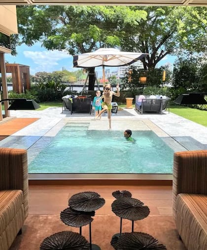 Hay 7 villas a orillas del río con piscina de inmersión con jacuzzi