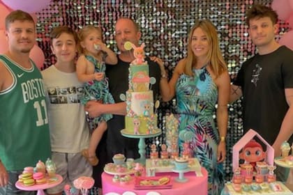 Jésica Cirio y Martín Insaurralde junto a Chloe, su hija juntos, y a Martín, Rodrigo y Bautista, los tres hijos mayores del funcionario público, fruto de su relación anterior con Liana Toledo (Foto Instagram)