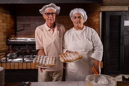 Juan Araujo, el primer wafflero, trabajó en L'Auberge 45 años; luego vino Wilder Charbonnier (foto), que se jublió en 2021 después de 13 años en el hotel. Hoy, Noelia Urrutia está al mando de las waffleras.