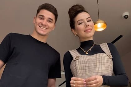 Julián Álvarez junto a su profesora de inglés, Sara Duque