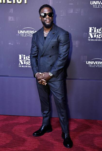 Kevin Hart compone al compañero de andanzas del personaje de Henson; el actor de Borderlands optó por un traje recto azul, que llevó con mucha elegancia