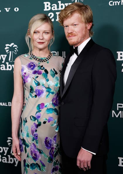 La actriz Kirsten Dunst apostó al color con un diseño floral de Dries Van Noten. A la gala asistió con su marido, el también actor Jesse Plemons