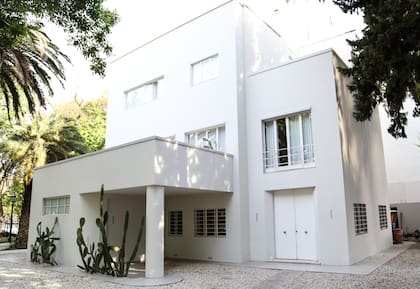 La casa que perteneció a Victoria Ocampo en Barrio Parque fue diseñada por el arquitecto Alejandro Bustillo y hoy es sede del Fondo Nacional de las Artes