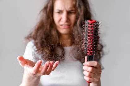 La falta de lavado puede provocar irritación, acné y quiebre del cabello