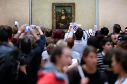 "La Mona Lisa" es la principal atracción para los turistas en el museo Louvre de París