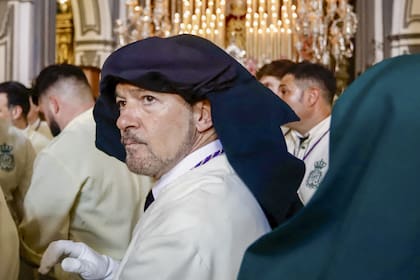 La Hermandad de Lágrimas y Favores de Málaga realiza cada año su estación de penitencia en la mañana del Domingo de Ramos. Durante la ceremonia, los nazarenos que acompañan a la Virgen visten túnica de cola crema con cinturón de esparto y capirote verde con la Cruz de Malta en blanco. Este año, un muy serio Antonio Banderas fue el encargado de presidir la celebración
