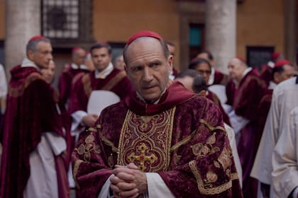 La historia se desarrolla según la mirada del cardenal Thomas Lawrence, encargado de llevar a cabo el Cónclave