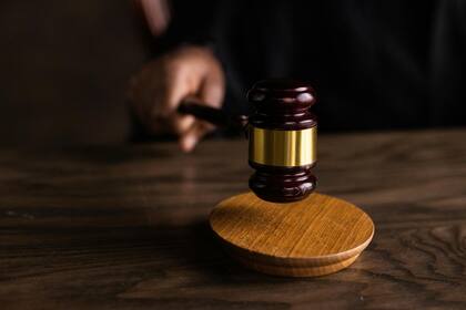La Ley de Derecho de Publicidad de Illinois, 765 ILCS 1075/1, et seq., prohíbe el uso de los nombres, direcciones, direcciones de correo electrónico, información laboral, título de trabajo u otra información de identificación de las personas