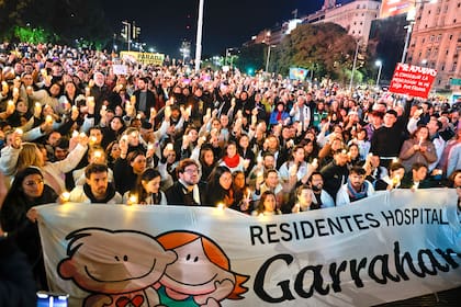 La noche de velas en el Obelisco, organizada por los trabajadores del Hospital Garrahan