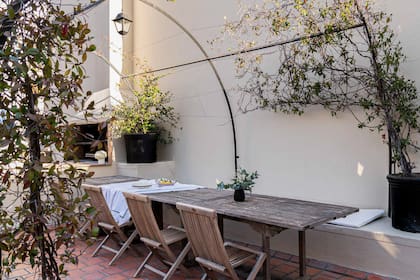 La parrilla está cerca, pero sin invadir visualmente el espacio. Aquí, como en el patio, se pintaron las macetas de negro para lograr uniformidad.
