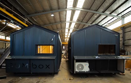 Las casas modulares son construcciones que se hacen en una fábrica, en tres dimensiones, en una línea de producción similar a una industria automotriz