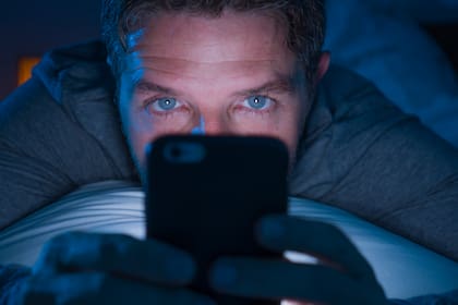 Las estafas online de WhatsApp pueden hacerse pasar por instituciones para hackear las cuentas de sus víctimas