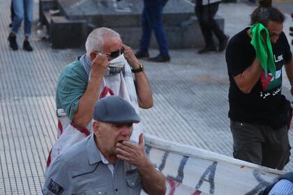 Las fuerzas de seguridad implementan el protocolo antipiquetes durante la marcha de jubilados y gremios frente al Congreso