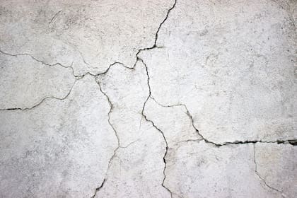 Las grietas en la pared también pueden generar filtraciones, las cuales se pueden sellar con silicona