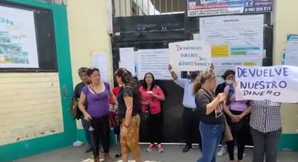 Las madres de familia se manifestaron a las afueras del colegio
