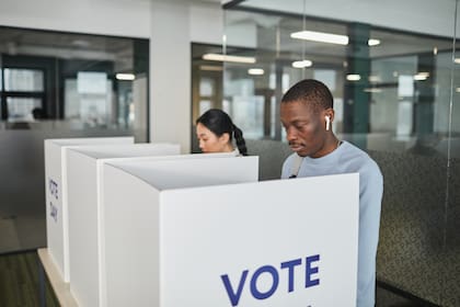 Las máquinas AutoMark permiten seleccionar hasta 5 candidatos en orden de preferencia, pero advierten: marcar el mismo nombre múltiples veces o empates en clasificación puede anular parcialmente el voto