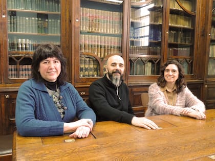 Las vicerrectoras De Antueno y D'Ambrosio y el rector Juan Pablo Sabino en la histórica biblioteca.